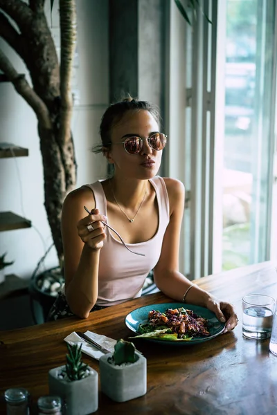 Beautiful Woman Has Breakfast Stylish Cafe Healthy Breakfast Fruit Freshly — Stock Photo, Image