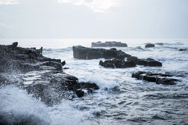 Las Olas Del Océano Rompen Contra Las Rocas Salpicaduras Olas —  Fotos de Stock