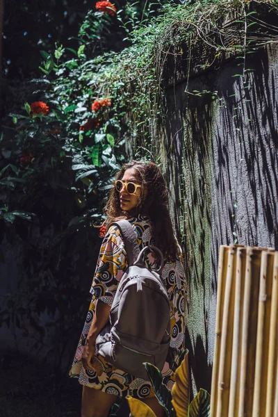 Bir Sırt Çantası Güneş Gözlüğü Tropikal Bahçede Giyen Kızla — Stok fotoğraf