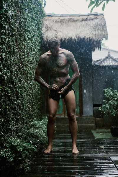 Young Tattooed Man Posing Rain — Stock Photo, Image