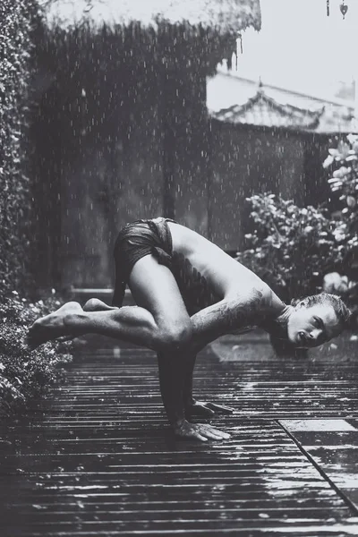 Jovem Tatuado Homem Posando Chuva — Fotografia de Stock