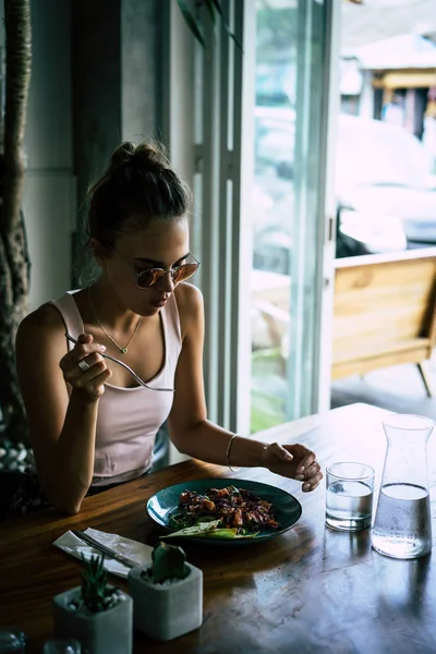 Eine Schöne Frau Frühstückt Einem Stilvollen Café Ein Gesundes Frühstück — Stockfoto