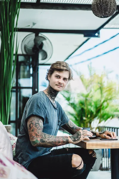 Tatuerade Mannen Ett Café Använder Smartphone Drycker Kaffe Väntar Order — Stockfoto