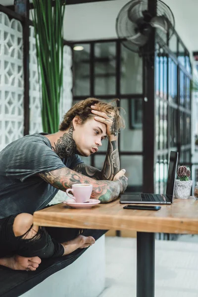 Man Arbetar Ett Kafé Begreppet Frilansar Kaffe Och Laptop — Stockfoto