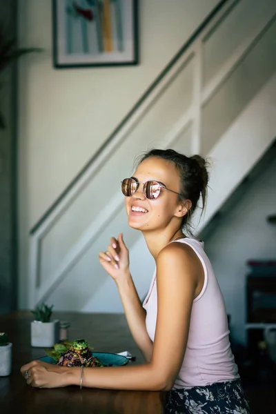 Una Hermosa Mujer Tiene Desayuno Elegante Café Desayuno Saludable Fruta — Foto de Stock