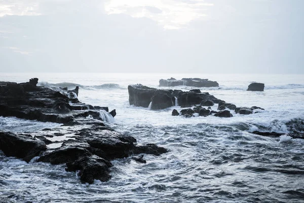 바다의 바위에 대하여 해질녘 — 스톡 사진