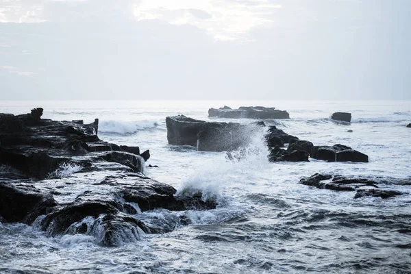 Onde Dell Oceano Infrangono Contro Rocce Spruzzi Onde Oceaniche Tramonto — Foto stock gratuita