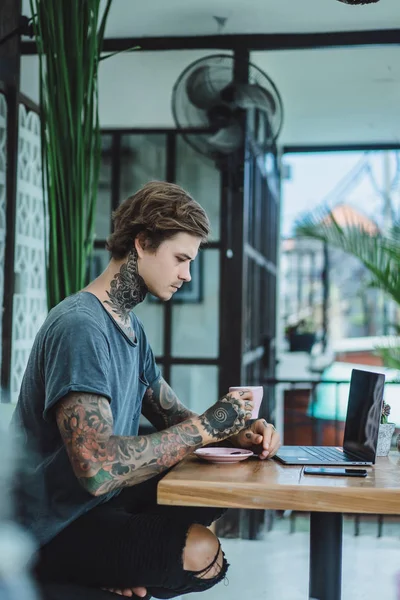 Man Arbetar Ett Kafé Begreppet Frilansar Kaffe Och Laptop — Stockfoto