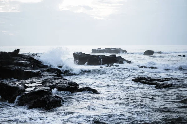 海浪在岩石上折断 在日落时分飞溅海浪 — 图库照片