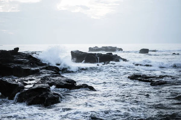 Las Olas Del Océano Rompen Contra Las Rocas Salpicaduras Olas —  Fotos de Stock