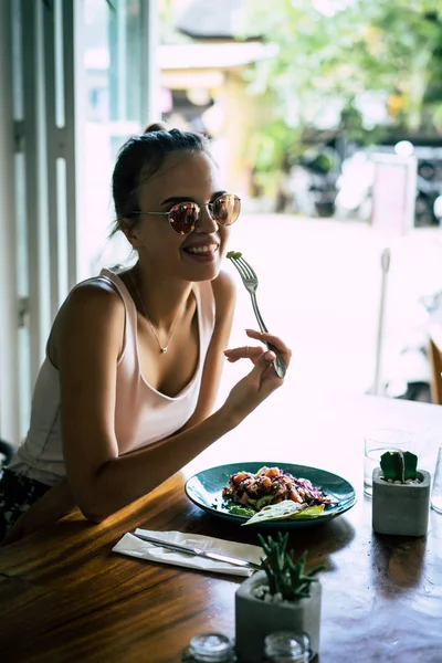 Eine Schöne Frau Frühstückt Einem Stilvollen Café Ein Gesundes Frühstück — Stockfoto