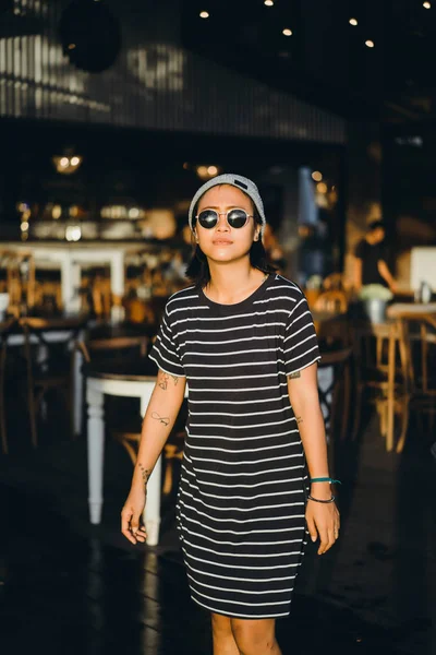 Indonesian Girl Hipster Gray Hat Sunglasses Beautiful Stylish Asian Woman — Stock Photo, Image