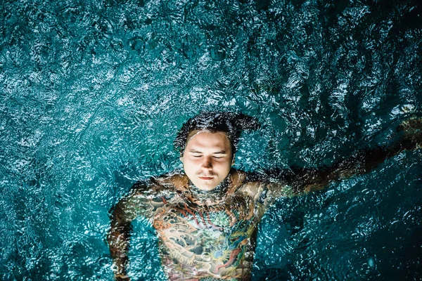 Tatuerade Mannen Poolen Regnet Närbild Porträtt Utomhus — Stockfoto