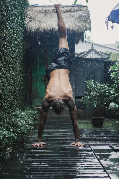 Jeune Homme Tatoué Posant Sous Pluie — Photo