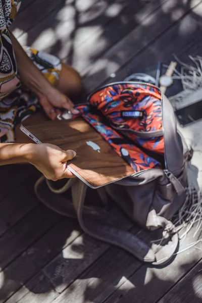 Chica Recoge Una Mochila Pone Teléfono Inteligente Portátil — Foto de Stock