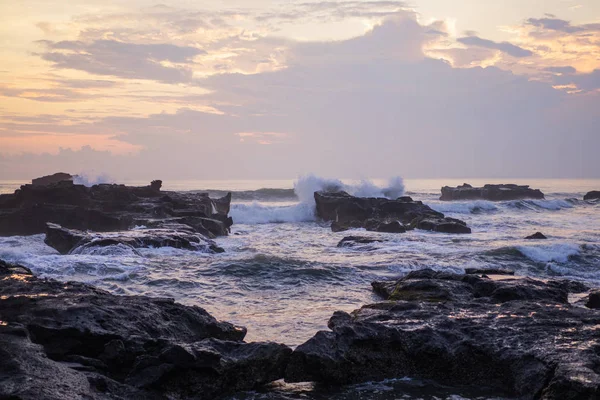 Les Vagues Océan Brisent Contre Les Rochers Éclaboussant Les Vagues — Photo