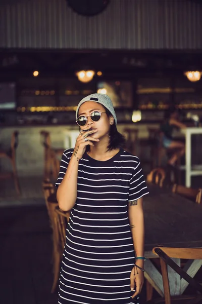 Indonesian Girl Hipster Gray Hat Sunglasses Beautiful Stylish Asian Woman — Stock Photo, Image