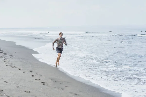 Homem Costa Oceânica Está Envolvido Esportes Fazendo Ginástica Correndo Longo — Fotografia de Stock