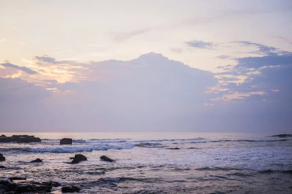 Havet Vågor Bryter Mot Klipporna Stänk Havsvågor Solnedgången — Stockfoto