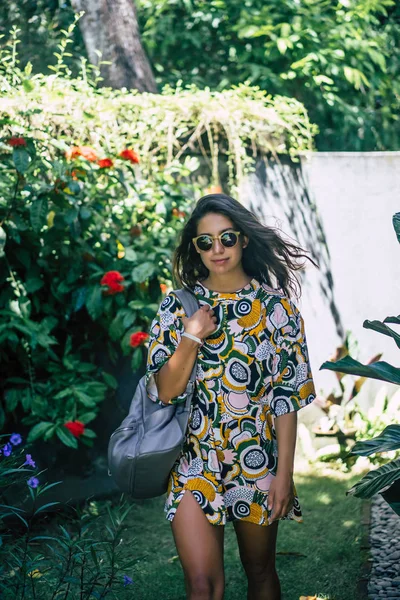 Menina Com Uma Mochila Usando Óculos Sol Jardim Tropical — Fotografia de Stock