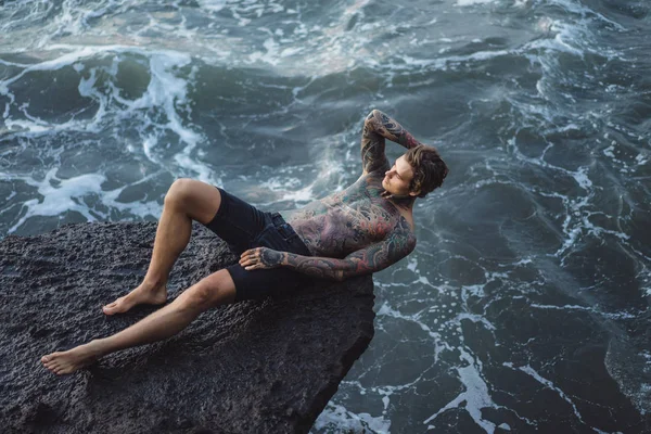 Homem Tatuado Beira Penhasco Salpicos Ondas Oceânicas — Fotografia de Stock