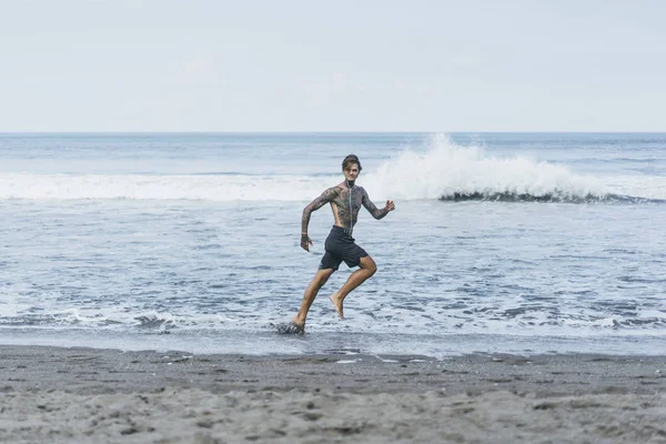 Een Man Oceaan Kust Betrokken Bij Sport Turnen Loopt Langs — Stockfoto