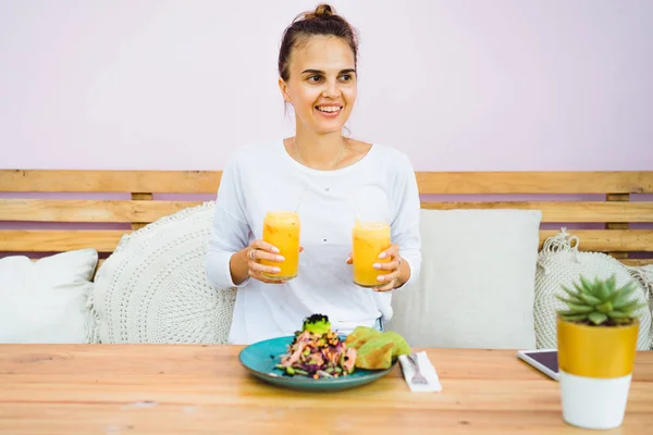 Eine Schöne Frau Frühstückt Einem Stilvollen Café Ein Gesundes Frühstück — Stockfoto