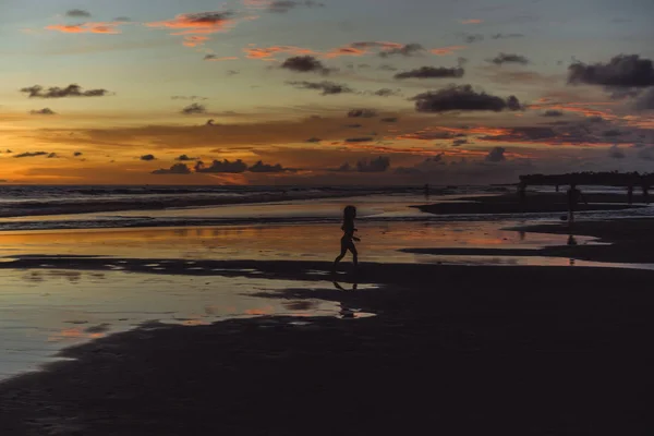 Mädchen Springt Vor Dem Hintergrund Der Untergehenden Sonne — Stockfoto