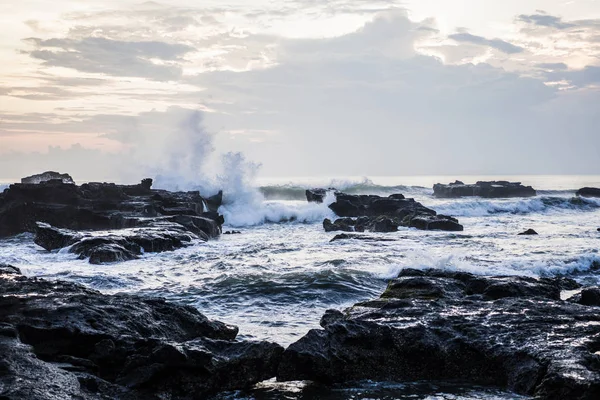 海の波は 岩にぶつかってくだけています 夕暮れ時の海の波のしぶき — ストック写真