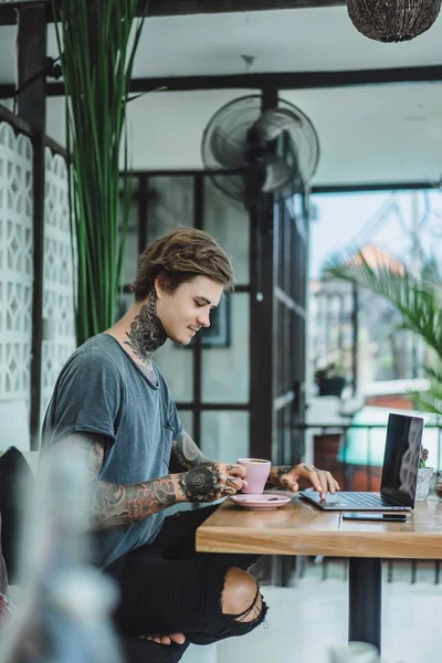 Homem Está Trabalhar Num Café Conceito Freelancer Café Laptop — Fotografia de Stock