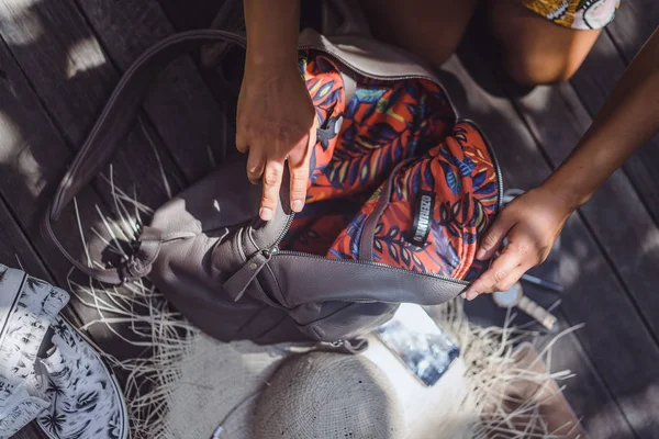 Chica Recoge Una Mochila Pone Teléfono Inteligente Portátil — Foto de Stock