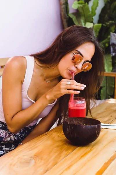 Una Hermosa Mujer Tiene Desayuno Elegante Café Desayuno Saludable Fruta — Foto de Stock