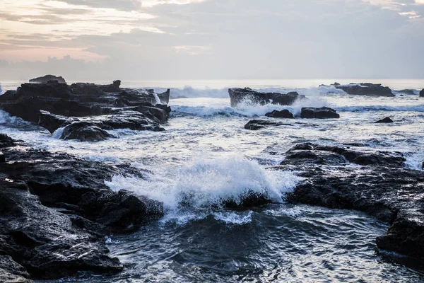 Meren Aallot Murtuvat Kiviä Vasten Roiskuu Valtameriaaltoja Auringonlaskun Aikaan — kuvapankkivalokuva