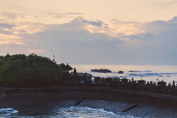 海の波は 岩にぶつかってくだけています 夕暮れ時の海の波のしぶき — ストック写真