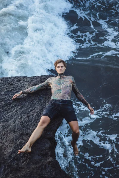 Homem Tatuado Beira Penhasco Salpicos Ondas Oceânicas — Fotografia de Stock