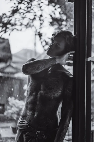 Jovem Tatuado Homem Posando Contra Chuva — Fotografia de Stock