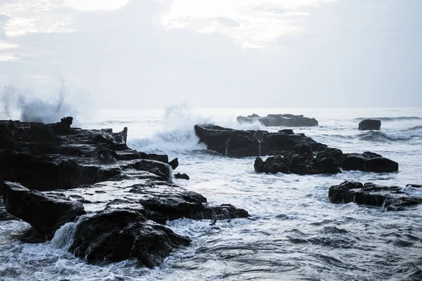 Ondas Oceano Estão Quebrando Contra Rochas Ondas Salpicantes Oceano Pôr — Fotografia de Stock