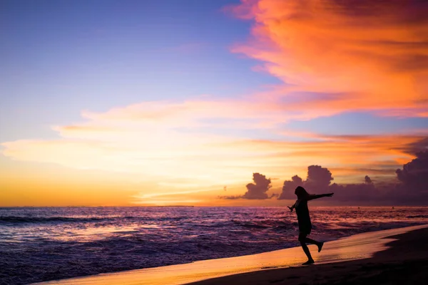 Девушка Прыгает Фоне Заходящего Солнца — стоковое фото