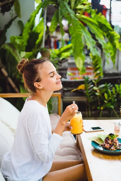 Vacker Kvinna Har Frukost Elegant Café Hälsosam Frukost Frukt Färskpressad — Stockfoto