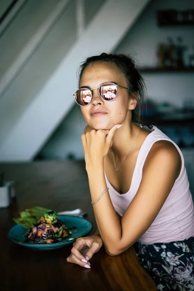 Eine Schöne Frau Frühstückt Einem Stilvollen Café Ein Gesundes Frühstück — Stockfoto