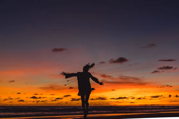 Chica Está Saltando Sobre Telón Fondo Del Sol Poniente — Foto de Stock