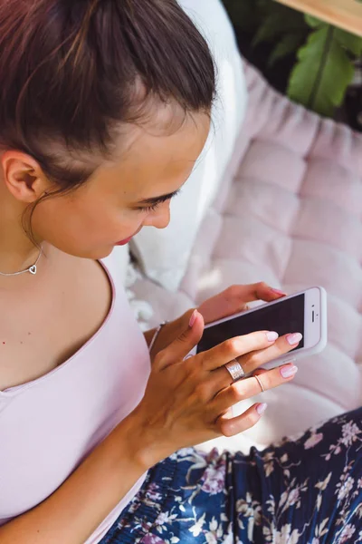 Eine Schöne Frau Einem Café Benutzt Ein Smartphone Trinkt Frisch — Stockfoto