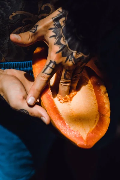 Man Houdt Een Rijpe Papaya Handen Tatoeages — Stockfoto