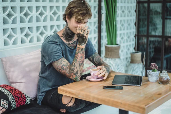 Man Arbetar Ett Kafé Begreppet Frilansar Kaffe Och Laptop — Stockfoto