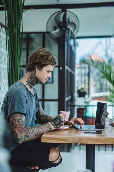 Man Arbetar Ett Kafé Begreppet Frilansar Kaffe Och Laptop — Stockfoto