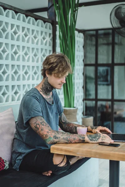 Hombre Está Trabajando Café Concepto Freelancing Café Portátil — Foto de Stock
