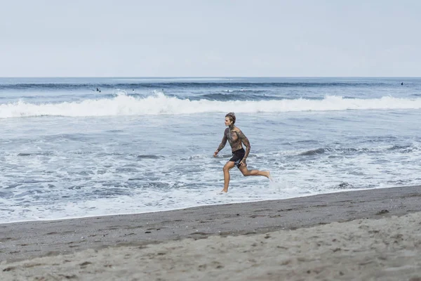 Een Man Oceaan Kust Betrokken Bij Sport Turnen Loopt Langs — Stockfoto