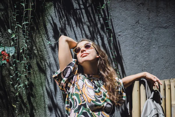 Dívka Batohem Sluneční Brýle Tropické Zahradě — Stock fotografie