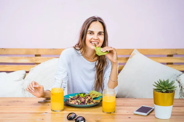 Eine Schöne Frau Frühstückt Einem Stilvollen Café Ein Gesundes Frühstück — Stockfoto