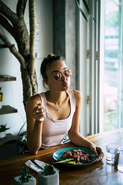 Eine Schöne Frau Frühstückt Einem Stilvollen Café Ein Gesundes Frühstück — Stockfoto